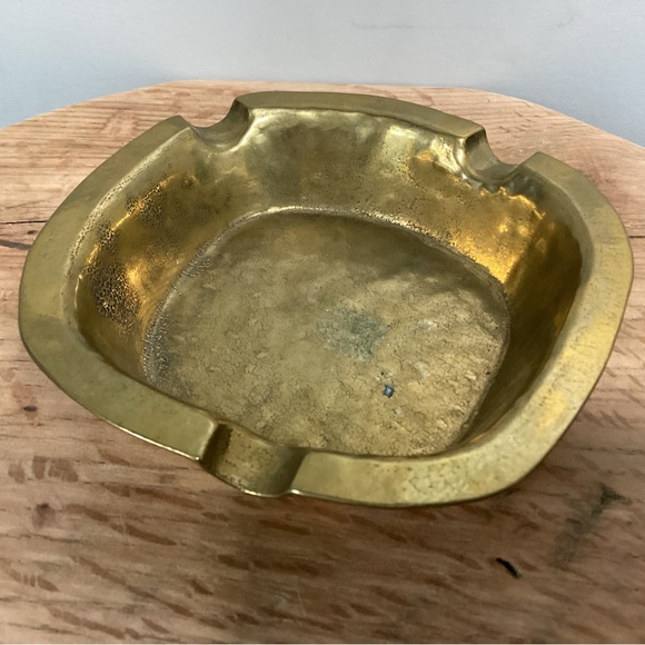 Vintage Solid Brass Ashtray - Unique Design - Beautiful Crafted of Solid Brass - Picture 5 of 11